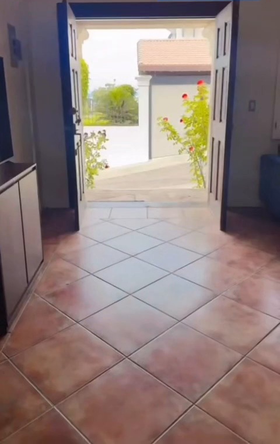 Puerta de entrada abierta de la casa de recuperación