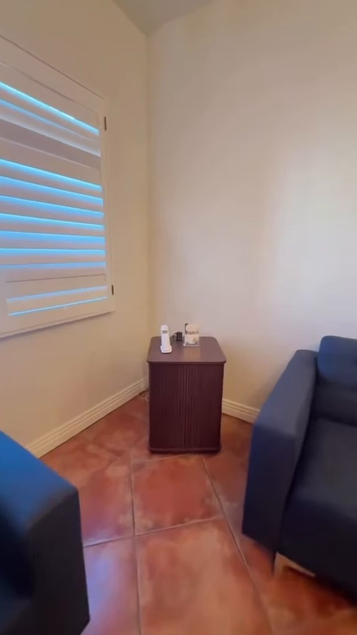 Sala de la casa con ventana y sillones