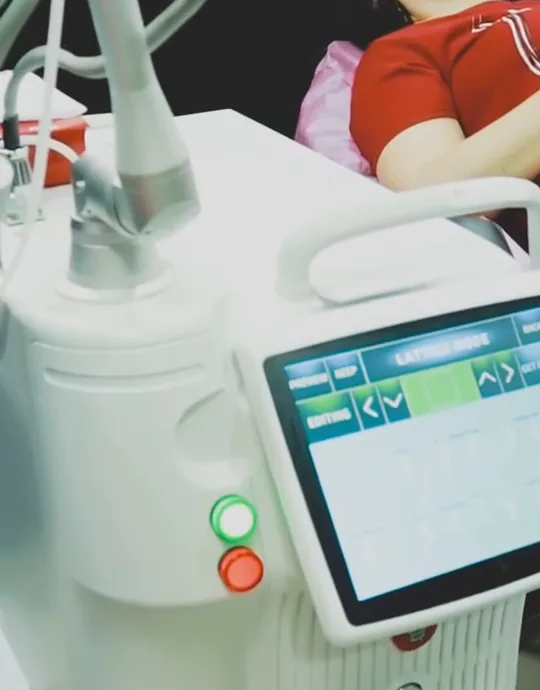 Equipo de láser CO2 fraccionado con brazo articulado y pantalla táctil