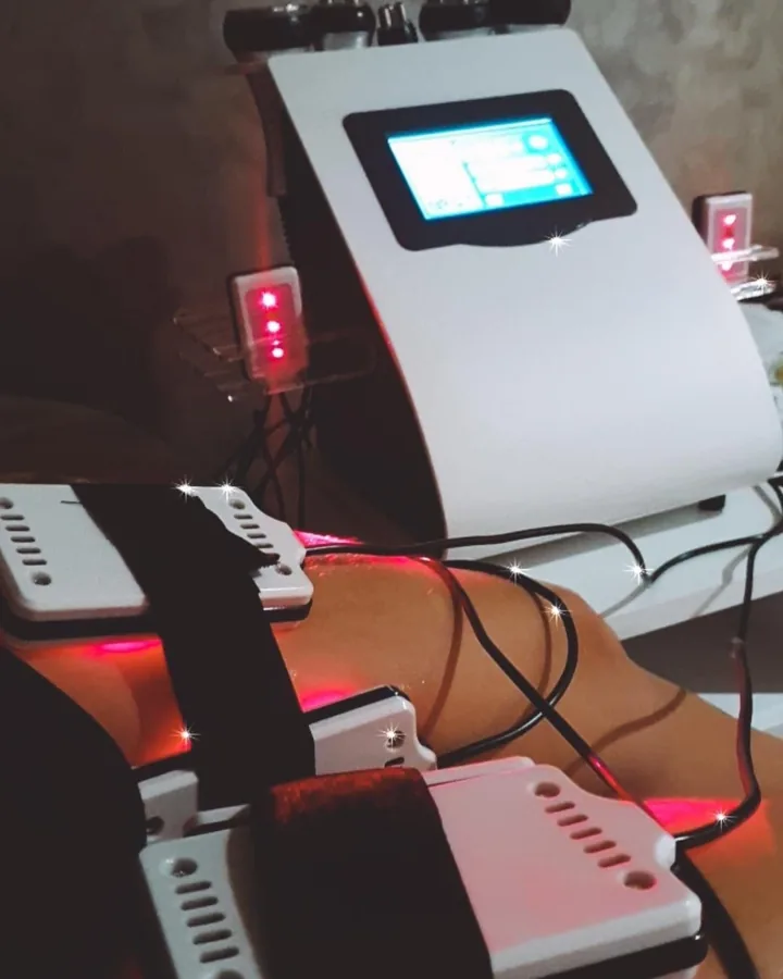 Equipo de contorno corporal con placas de luz aplicadas en el cuerpo
